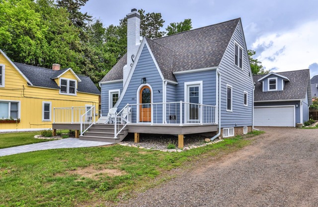 3-story lakefront home near downtown with lake & dock access, washer/dryer, deck