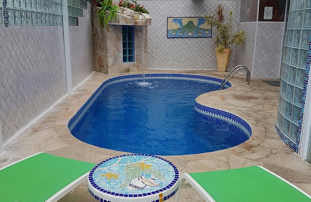 3 SUITES/PRIVATE POOL - COVERED - HEATED/CLOSED COTTAGE/Wi-FI/NETFLIX/200M BEACH