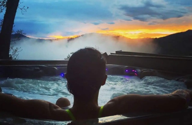 3 Suites with Privacy and Great Mountain Views and Hot Tub