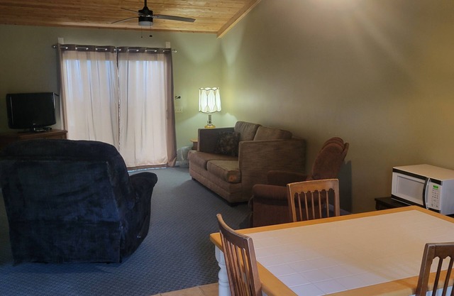 #3 Thomas' Parkside Cottages, 2BR suite, private patio w/Lake Huron views.