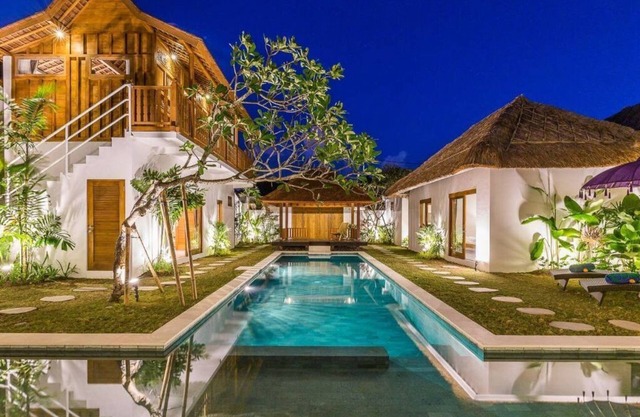 3 Villas connected in Seminyak center/36pax