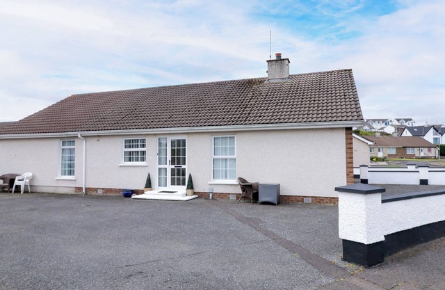 3 WARKE PLACE, pet friendly, character holiday cottage in Castlerock