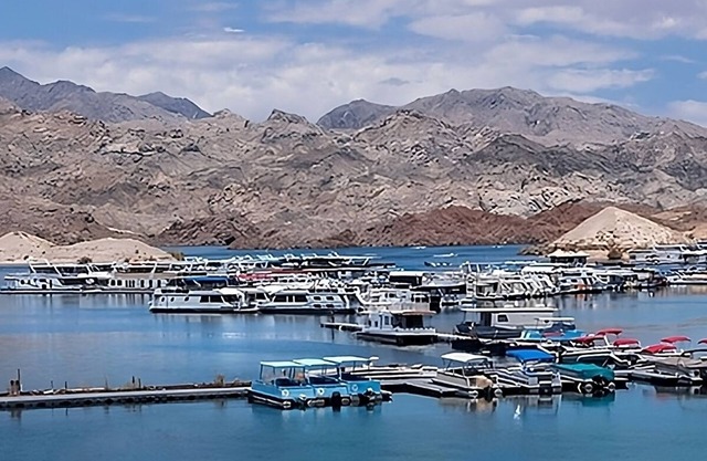 3 x Sedona Pool View Queen Smoking Room at Edgewater Casino Resort