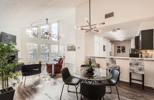 30+ Day Rental - Charming 2-bedroom Town HM - 1 Car Garage with WiFi, AC