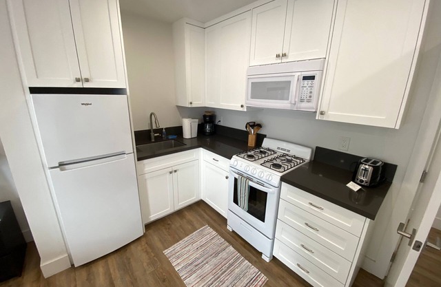 30’ From Sand- Studio Full Bath/Kitchen/In-Unit Laundry & Garage
