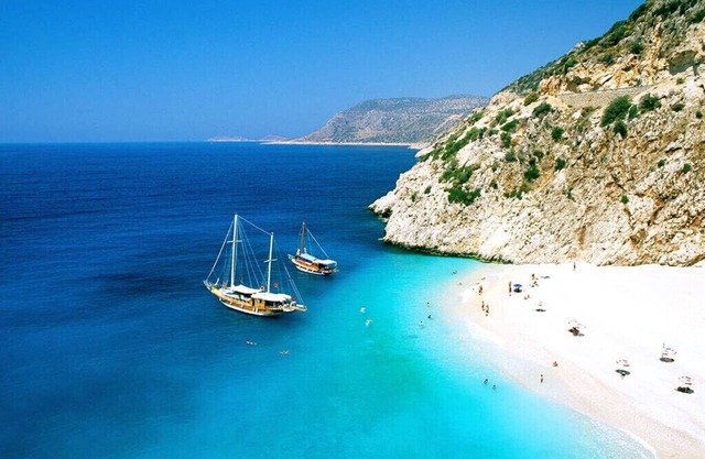 30 min's walk to famous Konyaalti Beach in Antalya, with pool and mountain view!