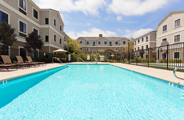 30 Min to Disney! Outdoor Pool & Hot Tub. Free Breakfast.
