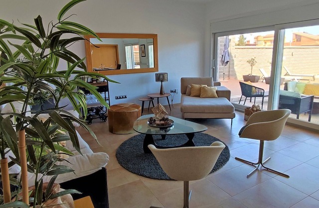 300m from the beach, swimming pool,WIFI