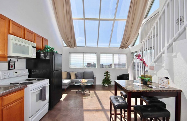 301 Amazing Sky Loft in Little Italy!
