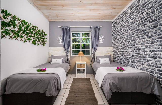 302 On Old Seaview Road - Stargazer Cottage