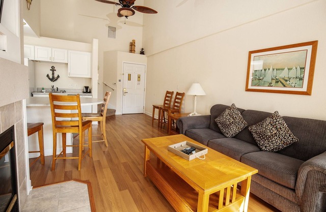 305 - Sunny 2 Bedroom/2 Level Condo Suite