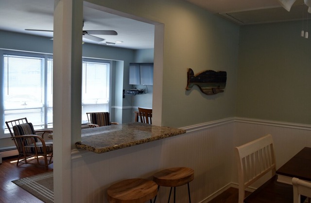 308 Webster Ave 2nd floor apartment, sleeps 10 w/beach badges - walk to beach