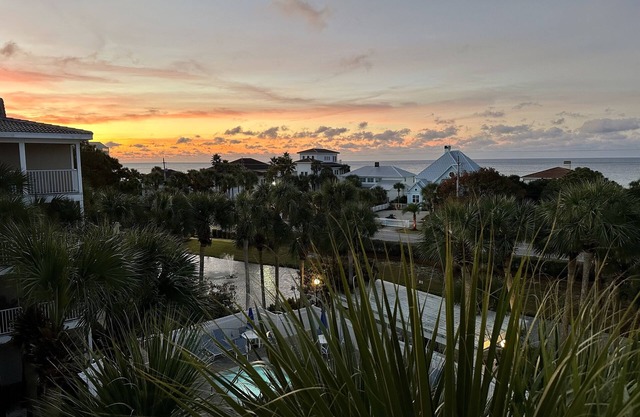 30A RIGHT In The HEART of IT! Gulf View/Steps to Beach/Rest/Shop/Bike Rental