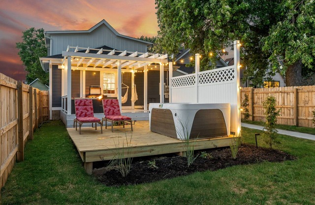 3100 sqft of Luxury - HotTub, BBQ, Gym with Peloton, Arcade, Firepit seating.