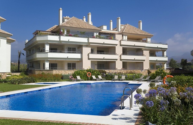 311 Lux-Serv Apart-Estepona, 2-B'room, All Year 28c, 20m Heated Pool. Sea Views