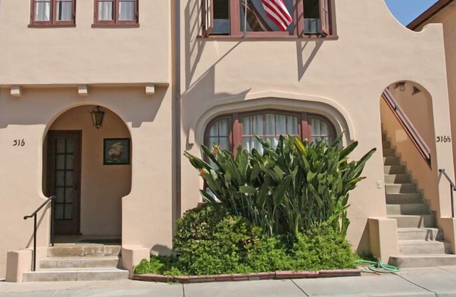 316CA Lower: Well Cared Home, Lower Half of Duplex, 2.5 Blocks from Downtown, WI