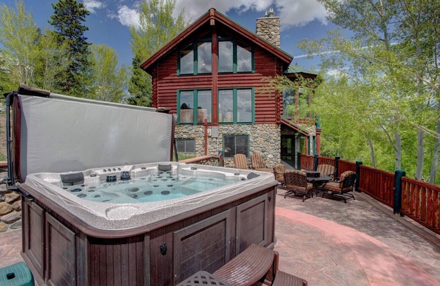 3200+SF Log Home 4BR/4BA Plus Loft With Stunning Views; Minutes to Ski Resorts