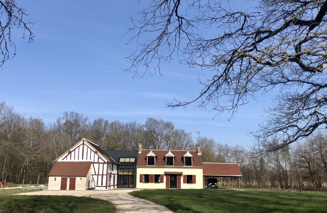 320m2 property with heated swimming pool 115km south of Paris