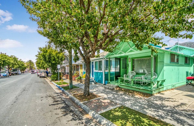 322S: Charming, Cozy Beach Cottage, Front Porch, 2 Blocks to Beach, WIFI - 322 S