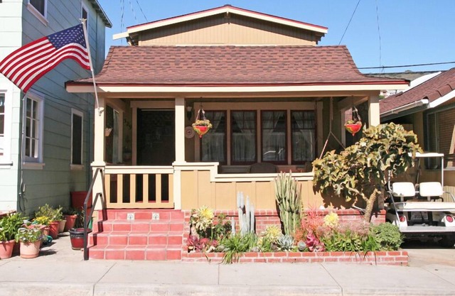 329CA: Quaint Cottage in Avalon, Arts & Crafts Style, Charming Front Porch, A/C