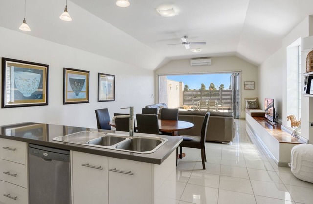 32a Sackville St located in the heart of the town