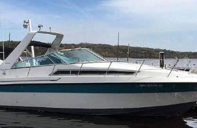 32ft carver boat.Beautiful cabin on the river.enjoy the peace and quiet.