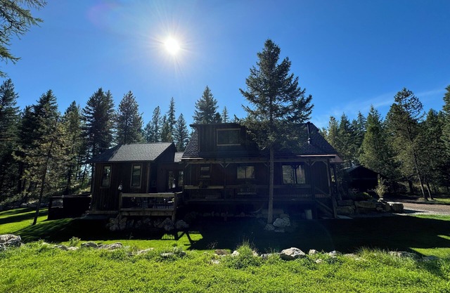 33 miles from Glacier! A place to pause and reconnect minutes from Whitefish.