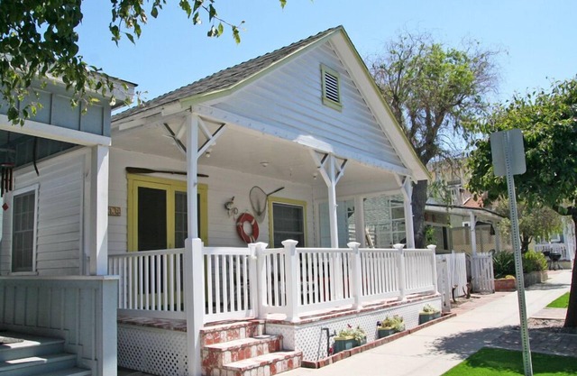 330S: Charming Catalina Cottage, Large Porch, 2.5 Blocks to Beach - 330 Sumner A