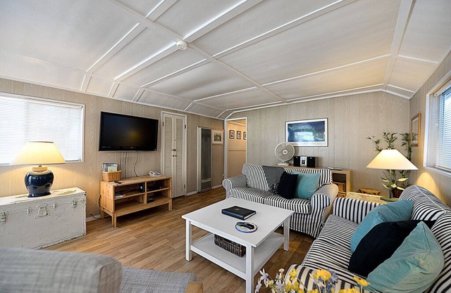 334S: Quaint Catalina Cottage, Large Porch, BBQ, WIFI, Min Away from Beach - 334