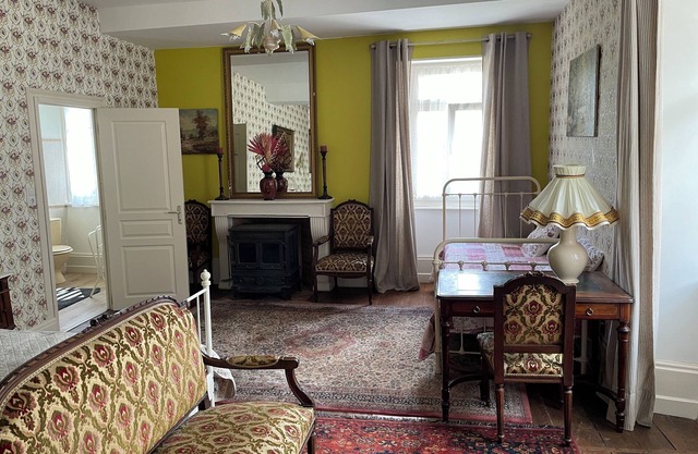 350-year-old Typical French Villa, gated garden, swimming pool, private parking.