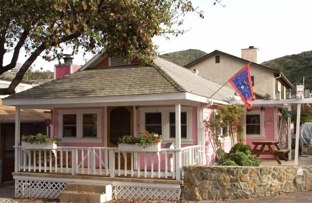 358S: Charming Cottage, Spacious Front Porch & Patio, BBQ, WIFI - 358 Sumner Ave