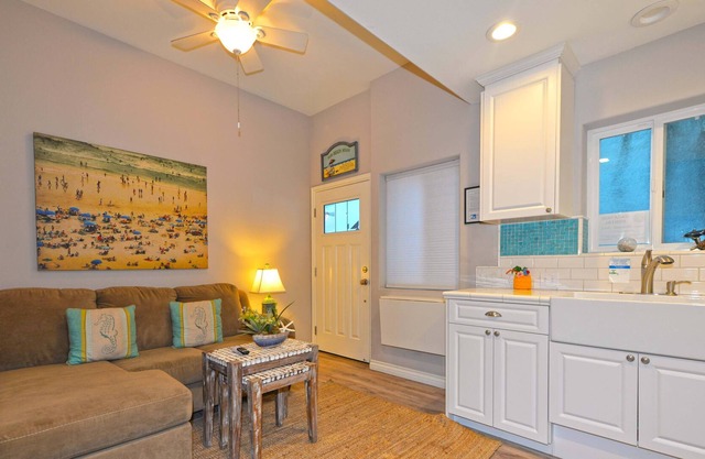 359SC: Cozy Triplex Unit C,Lower level, 2.5 Blocks to Beach + WIFI - 359 Sumner