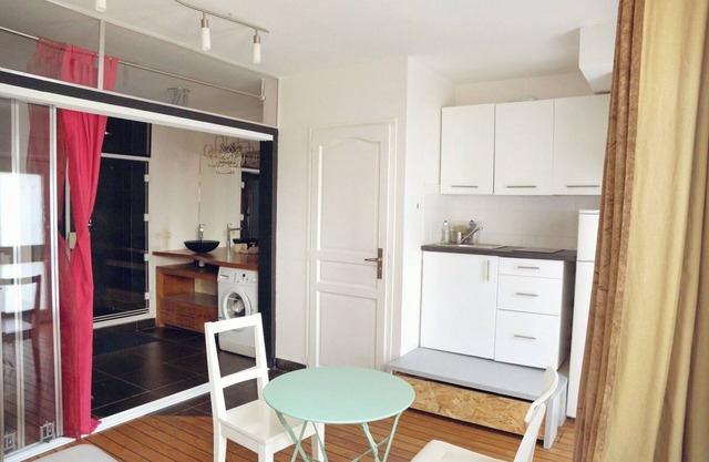 35m² apartment on the ground floor 20-30 mn from Paris.