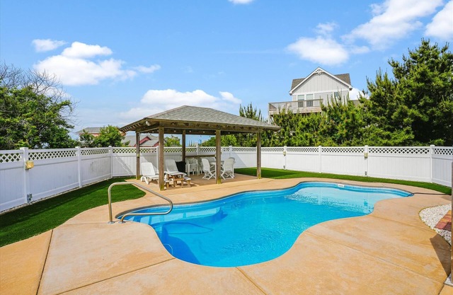 360 degree views of ocean and sound. Private Salt Water Heated pool with cabana, hot tub, gameroom!