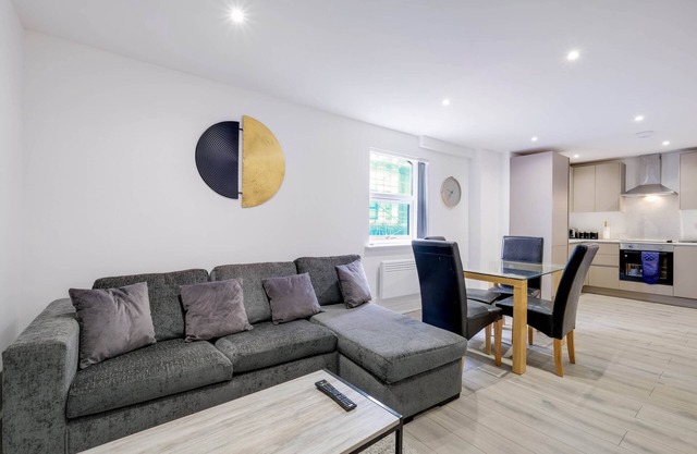 360 GU15 Aspen Court 01 - Modern 3 Bedrooms Apartment 01 Town Centre Camberley