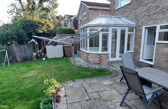 360 GU4 Oaktree Way 13- Luxury 5 BDR 2 BA House with Parking in Sandhurst