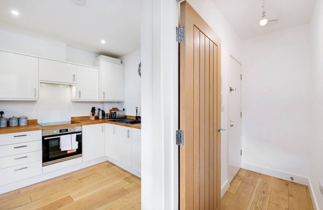 360 HP11 Easton St 6-4n- Eastons 2 Bedroom Apartment with Sofa Bed