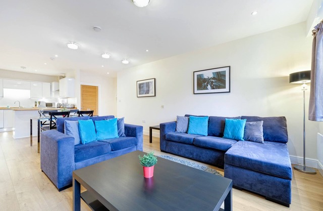 360 MH Victoria Hse 04 -Luxury 3 Bedroom Apt. 04 with Parking