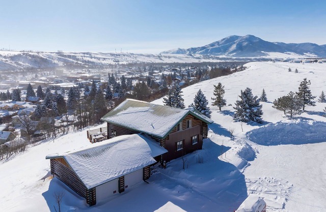 360 views town and ski hill, Hot Tub -Spruce Lodge