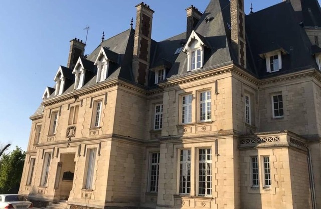 370m2 Left-wing Castle Flat with 8 Bedrooms, 5.5 Bathrooms with Pool near Paris!