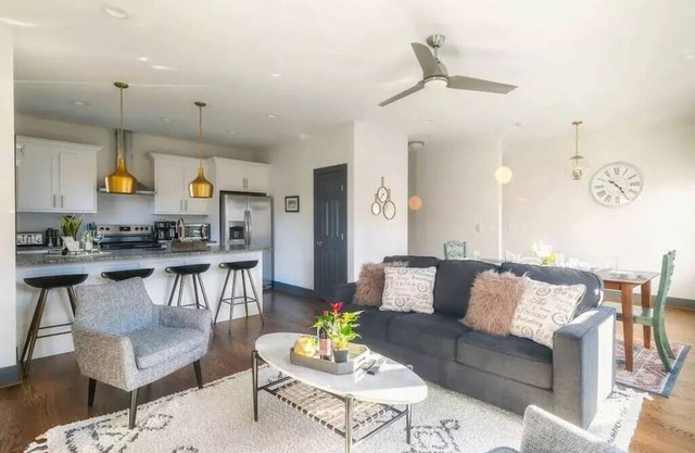 3810 · East Nash Haven! 10 min to Broadway!
