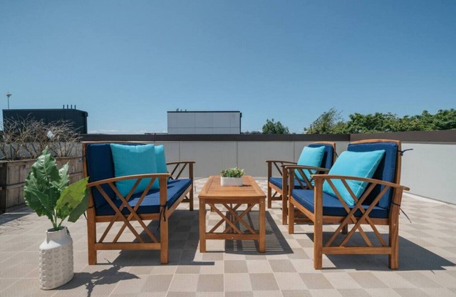 3b2.5b Newly Renovated Townhome @Central District