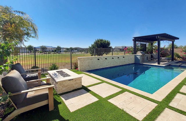 3bd/2ba House w/ Pool, Hot Tub, Kiddie Pool, Firepits, & Resort Style Amenities