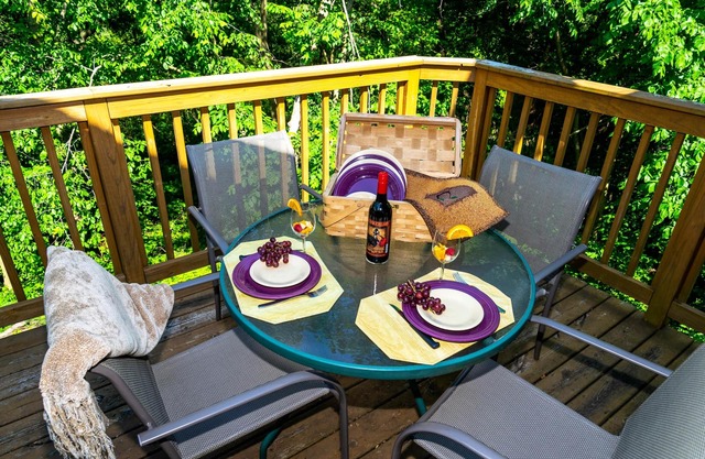 3bd/3.5ba, Bright & Spacious, Fab Screened Porch, Fireplace