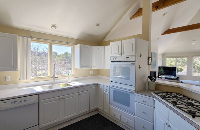 3BD Contemporary-POOL! A/C, Deck & Walk to Great Hollow Beach