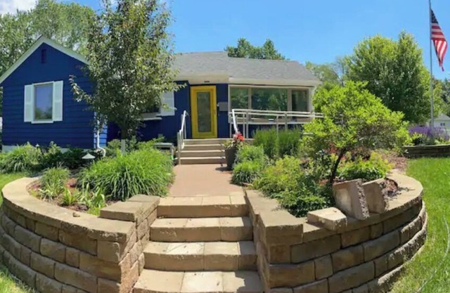 3bdr home, super-clean, cozy backyard, by Westends