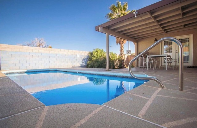 3BDRM/3 baths w/Pool 10 mins from strip.Perfect for seasonally/professionals