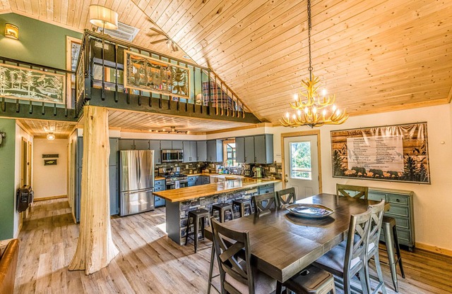 3BearsCabin-Views-Creek-Groups-3LittleBearsRetreat