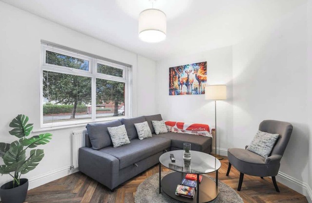 3Bedroom House - Free Parking
