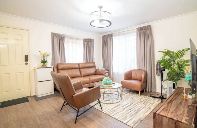 3bedroom Townhouse at Dundas